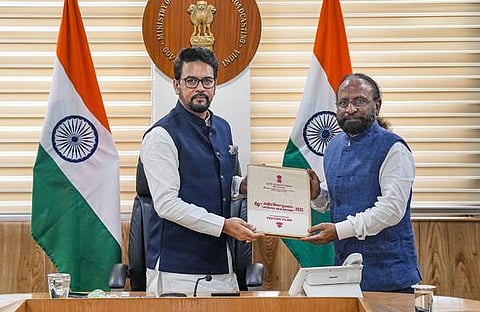 കേതന്‍ മേത്ത കേന്ദ്ര മന്ത്രി അനുരാഗ് താക്കൂറിനൊപ്പം/ പിടിഐ