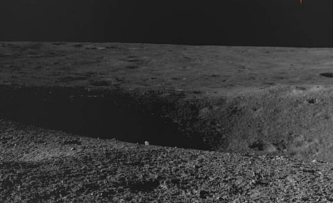 റോവര്‍ പകര്‍ത്തിയ ചന്ദ്രോപരിതലത്തിന്റെ ദൃശ്യം ഐഎസ്ആര്‍ഒ പങ്കുവെച്ചപ്പോള്‍, എക്‌സ്