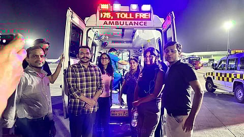 വിമാനത്തില്‍ വച്ച് കുഞ്ഞിനെ രക്ഷിച്ച ഡോക്ടര്‍മാര്‍