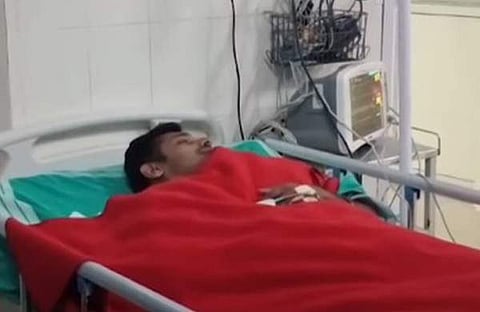 പരിക്കേറ്റ പൊലീസുകാരൻ ആശുപത്രിയിൽ/ ടിവി ദൃശ്യം