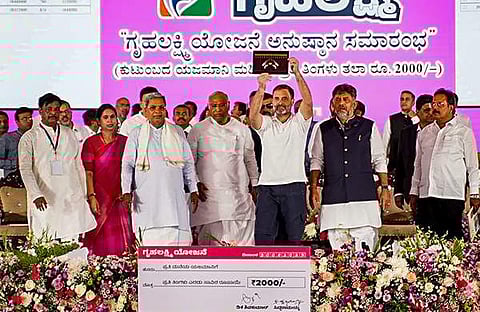 ‌‌‌ഗൃഹലക്ഷ്മി പദ്ധതിക്ക് തുടക്കം കുറിച്ച് രാഹുൽ ​ഗാന്ധി/ ചിത്രം: പിടിഐ