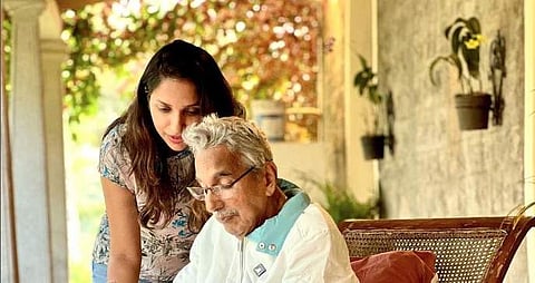 ഉമ്മന്‍ ചാണ്ടിക്കൊപ്പം അച്ചു ഉമ്മന്‍/ഇന്‍സ്റ്റാഗ്രാം