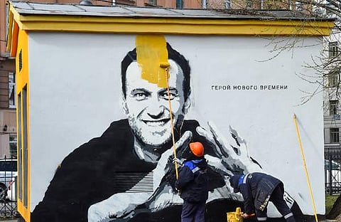 പ്രതിഷേധക്കാര്‍ വരച്ച അലക്‌സി നവാല്‍നിയുടെ ചിത്രം മായ്ക്കുന്ന റഷ്യന്‍ ഉദ്യോഗസ്ഥര്‍/എഎഫ്പി