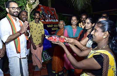 കെ സുരേന്ദ്രനെ പാര്‍ട്ടി പ്രവര്‍ത്തകര്‍ സ്വീകരിക്കുന്നു