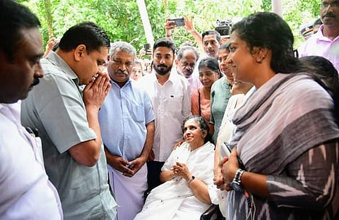 ഉമ്മന്‍ചാണ്ടിയുടെ കുടുംബത്തെ സന്ദര്‍ശിച്ച് എഎന്‍ ഷംസീര്‍