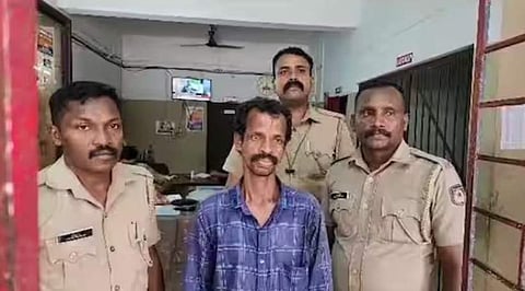 മറ്റൊരു പുരുഷനുമായി ബന്ധമെന്ന് സംശയം, ഭാര്യയുടെ മുഖത്ത് ആസിഡ് ഒഴിച്ചു, രക്ഷിക്കാനെത്തിയ ആളെ കുത്തി, ഭര്‍ത്താവ് അറസ്റ്റില്‍