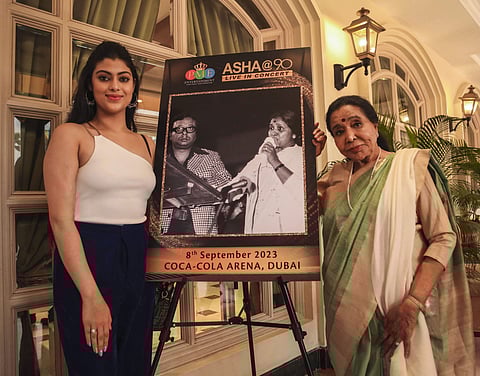 90-ാം ജന്മദിനത്തിൽ ആശ ഭോസ്‌ലെയുടെ 90-ാമത് ലൈവ് കച്ചേരി, ആശാ ഭോസ്‌ലെയുടെ ചെറുമകൾ സനായി ഭോസ്‌ലെയ്‌ക്കൊപ്പം