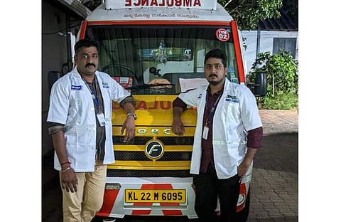 സുജിത്തും നന്ദകുമാറും ആംബുലന്‍സിന് മുന്നില്‍