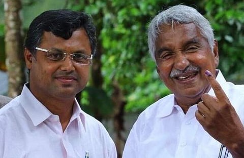 നിബു ജോണ്‍ ഉമ്മന്‍ ചാണ്ടിക്കൊപ്പം/ഫെയ്‌സ്ബുക്ക്