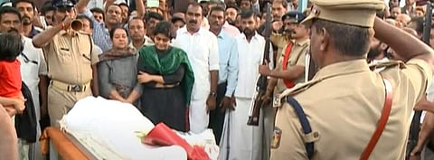 സിദ്ദിഖിന് ഔദ്യോഗിക ബഹുമതികള്‍ നല്‍കുന്നു/വീഡിയോ സ്‌ക്രീന്‍ഷോട്ട്