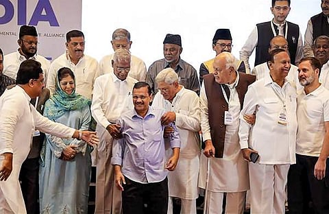 പ്രതിപക്ഷ സഖ്യ നേതാക്കള്‍ മുംബൈയിലെ യോഗത്തിനിടെ ഫോട്ടോയ്ക്കു പോസ് ചെയ്യുന്നു/പിടിഐ