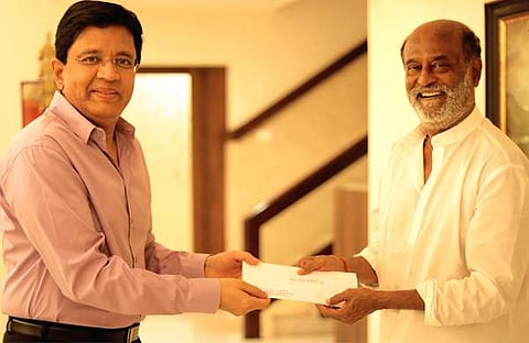 രജനീകാന്തിന് ചെക്ക് കൈമാറുന്ന കലാനിധിമാരൻ/ ഫെയ്സ്ബുക്ക്