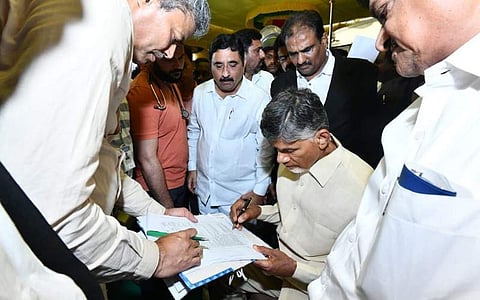 ചന്ദ്രബാബു നായിഡുവിന്റെ അറസ്റ്റ് രേഖപ്പെടുത്തുന്നു/ ഫെയ്സ്ബുക്ക്