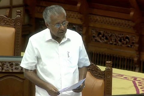 പിണറായി വിജയന്‍ നിയമസഭയില്‍ മറുപടി പറയുന്നു