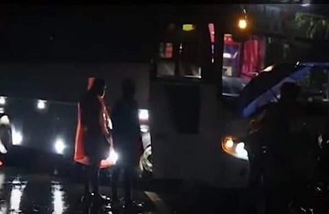 മോഷ്ടിച്ച ടൂറിസ്റ്റ് ബസ് അപകടത്തില്‍പ്പെട്ടപ്പോള്‍/ ടെലിവിഷന്‍ ചിത്രം