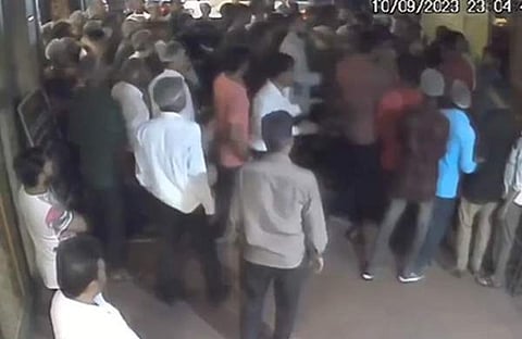 ഇരുവിഭാഗങ്ങള്‍ തമ്മിലുള്ള ഏറ്റുമുട്ടലിന്റെ ദൃശ്യം