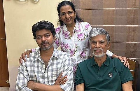 വിജയ് അച്ഛനും അമ്മയ്ക്കുമൊപ്പം/ ട്വിറ്റർ