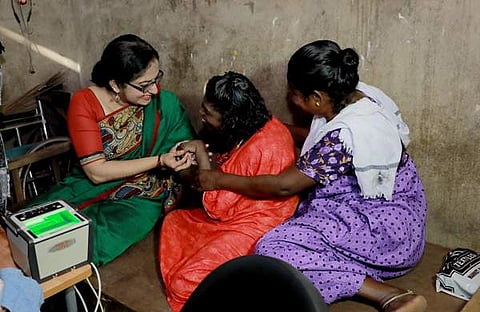 കലക്ടര്‍ ദിവ്യ എസ് അയ്യര്‍ ജ്യോതിയെ സന്ദർശിച്ചപ്പോൾ/ ഫെയ്‌സ്‌ബുക്ക്