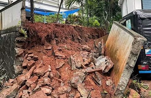 അയൽവാസിയുടെ വീടിന്റെ മതിൽ ഇടിഞ്ഞു വീണു, ഒൻപതു വയസുകാരിക്ക് പരിക്ക്