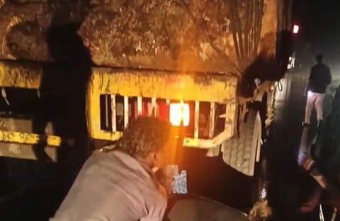 അപകടത്തിൽപ്പെട്ട ലോറി/ ടിവി ദൃശ്യം