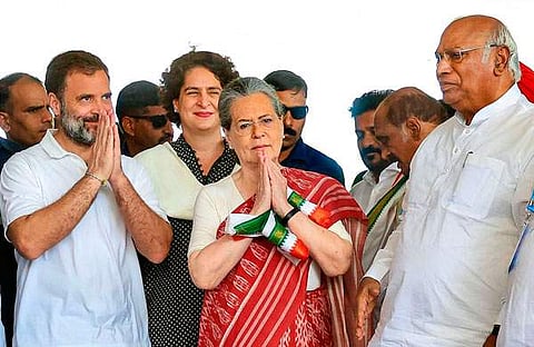 പ്രവർത്തക സമിതി യോ​ഗത്തിൽ രാഹുലും സോണിയയും ഖാർ​ഗെയും/ പിടിഐ