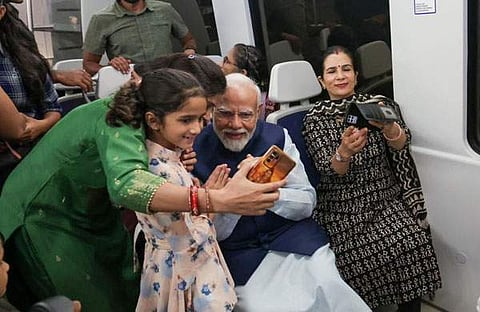 പ്രധാനമന്ത്രി കുട്ടികൾക്കൊപ്പം മെട്രോയിൽ/ എഎൻഐ