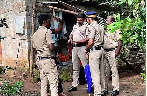 പൊലീസ് വീട്ടില്‍ പരിശോധന നടത്തുന്നു