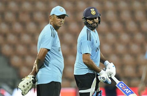 ക്യാപ്റ്റൻ രോ​​ഹിത് ശർമയും കോച്ച് ദ്രാവിഡും പരിശീലനത്തിനിടെ/ പിടിഐ