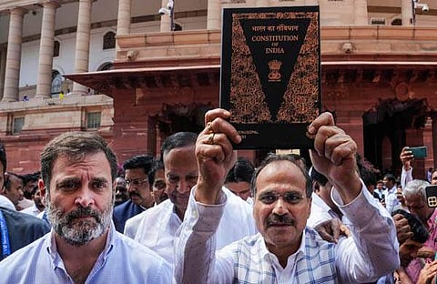 ഭരണഘടനയുടെ കോപ്പിയുമായി അധീർ രഞ്ജൻ ചൗധരി/ പിടിഐ