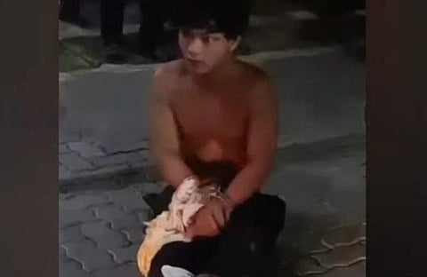 അക്രമം നടത്തിയ യുവാവിനെ പൊലീസ് കെട്ടിയിട്ടപ്പോൾ/ ടിവി ദൃശ്യം