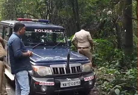 പൊലീസ് പ്രദേശത്ത് പരിശോധന നടത്തുന്നു