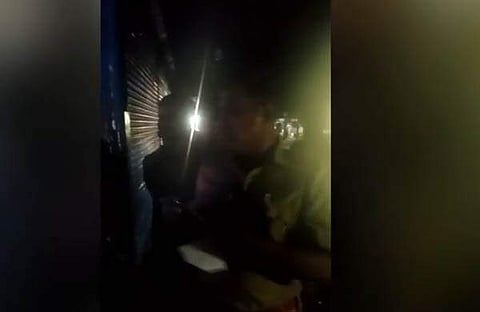 ബേക്കറി ഉടമയെ പൊലീസ് മർദ്ദിക്കുന്നു/ വീഡിയോ ദൃശ്യത്തിൽ നിന്ന്