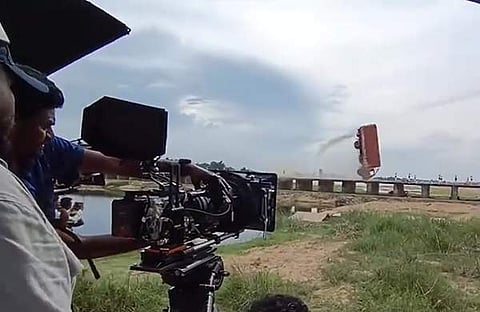 ട്രക്ക് ഫ്ലിപ്പ് രം​ഗം ചിത്രീകരിച്ചപ്പോൾ/ വിഡിയോ സ്ക്രീൻഷോട്ട്