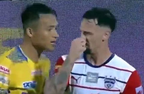 ഐബാനു നേർക്ക് മോശമായി പെരുമാറുന്ന റയാൻ വില്ല്യംസ്/ വീഡിയോ സ്ക്രീൻ ഷോട്ട്