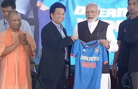 മോദിക്ക് ഇന്ത്യൻ ക്രിക്കറ്റ് ടീം ജേഴ്സി സച്ചിൻ സമ്മാനിക്കുന്നു/ വീ‍ഡിയോ സ്ക്രീൻ ഷോട്ട്