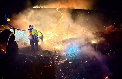 തീ അണയ്‌ക്കാൻ ശ്രമിക്കുന്ന അ​ഗ്നിരക്ഷാ സേന/ ഫെയ്‌സ്‍‌‌ബുക്ക്
