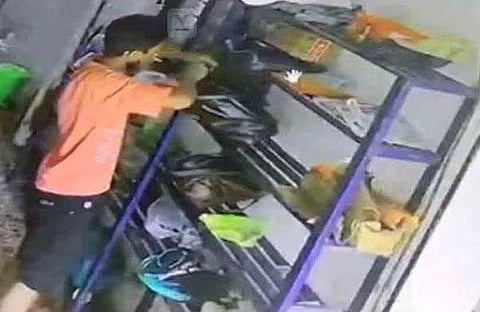 ആഭരണം മോഷ്ടിക്കുന്നു/ സിസിടിവി ദൃശ്യങ്ങളിൽ നിന്ന്