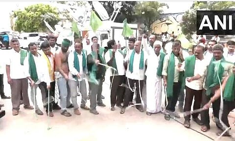 കര്‍ണാടകയില്‍ ബന്ദിന് ആഹ്വാനം ചെയ്ത കര്‍ഷകസംഘടനകളുടെ പ്രതിഷേധം