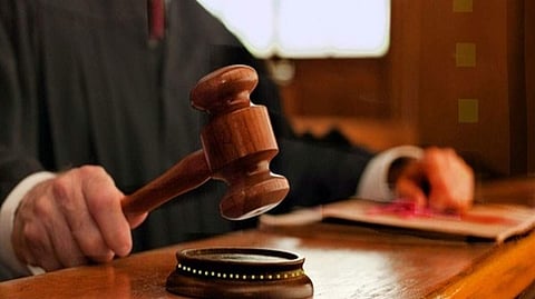 അനുകൂലമായ വിധി പുറപ്പെടുവിച്ചില്ല: ജഡ്ജിയെ തൂക്കിക്കൊല്ലണമെന്നാവശ്യപ്പെട്ട് ഹര്‍ജി, ഒടുവില്‍ കോടതിയലക്ഷ്യത്തിന് തടവ് ശിക്ഷ