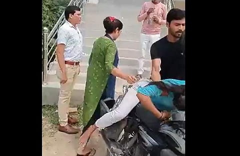 കുട്ടിയുടെ മൃതദേഹം ബൈക്കില്‍ വച്ച് കടന്നുകളയുന്ന അധികൃതരുടെ ദൃശ്യം