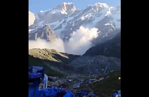 കേദാര്‍നാഥ് ക്ഷേത്രത്തിന് പിന്നില്‍ സംഭവിച്ച ഹിമപാതത്തിന്റെ ദൃശ്യം, ട്വിറ്റര്‍