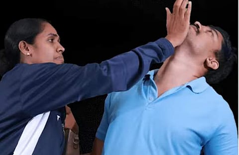 കേരള പൊലീസ് ഫെയ്‌സ്ബുക്കില്‍ പങ്കുവെച്ച വീഡിയോയിലെ ദൃശ്യം