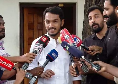 ജെയ്ക് സി തോമസ് മാധ്യമങ്ങളെ കാണുന്നു/വീഡിയോ സ്‌ക്രീന്‍ഷോട്ട്