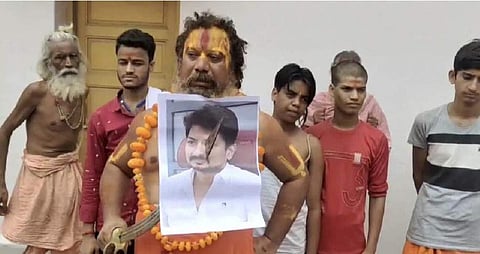 ഉദയനിധിയുടെ ചിത്രം വാളുകൊണ്ട് കീറുന്ന പരമഹംസ/ഫയല്‍