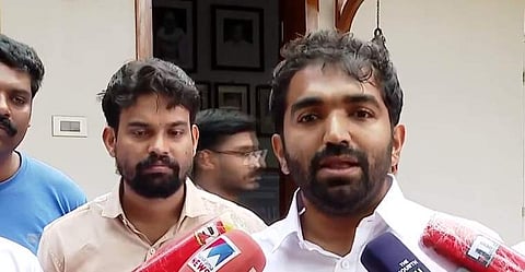 ചാണ്ടി ഉമ്മന്‍ മാധ്യമങ്ങളെ കാണുന്നു/വീഡിയോ സ്‌ക്രീന്‍ഷോട്ട്