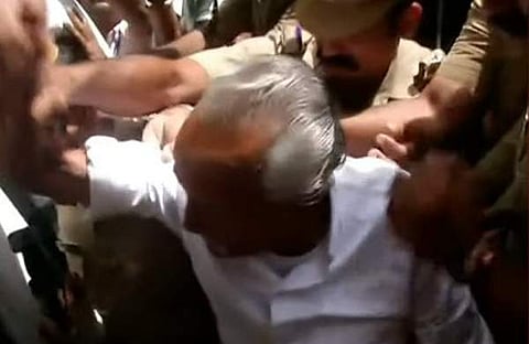 കോടതി വരാന്തയില്‍ മുദ്രാവാക്യം വിളിക്കുന്ന ഗ്രോവാസു/ ടെലിവിഷന്‍ ചിത്രം