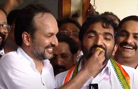 ചാണ്ടി ഉമ്മന് പിസി വിഷ്ണുനാഥ് മധുരം നല്‍കുന്നു/ടിവി ദൃശ്യം