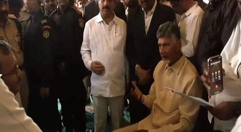 ചന്ദ്രബാബു നായിഡുവിനെ അറസ്റ്റ് ചെയ്യാനായി പൊലീസ് എത്തിയപ്പോള്‍/എക്‌സ്