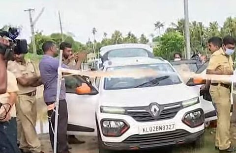 തോടിന് സമീപം ഉപേക്ഷിക്കപ്പെട്ട ഡോക്ടറുടെ കാര്‍