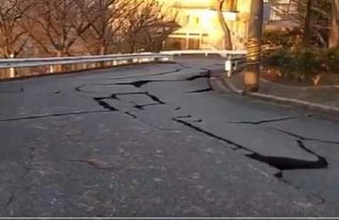 ഭൂചലനത്തെത്തുടര്‍ന്ന് റോഡ് വിണ്ട് കീറിയിരിക്കുന്നു/ഫോട്ടോ: എക്‌സ്